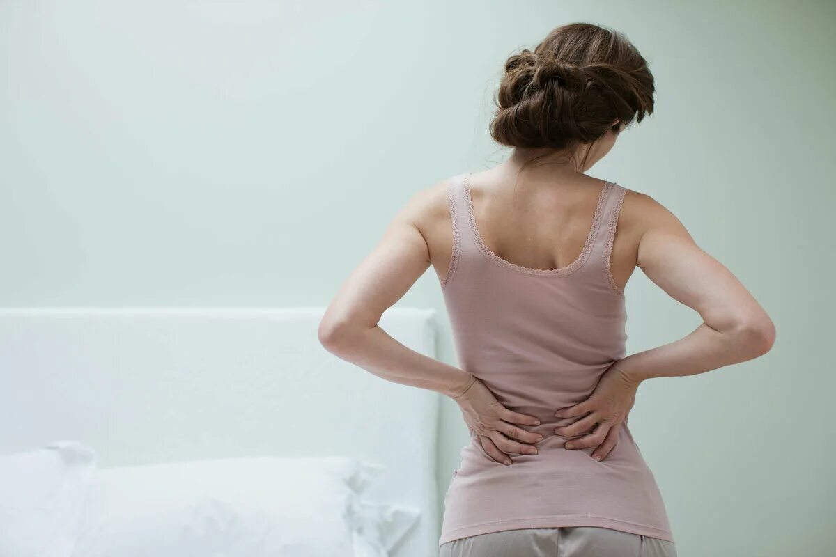 Спина зрелой женщины. Боль в спине. Болит спина. Боль в СПИП. Женская спина.