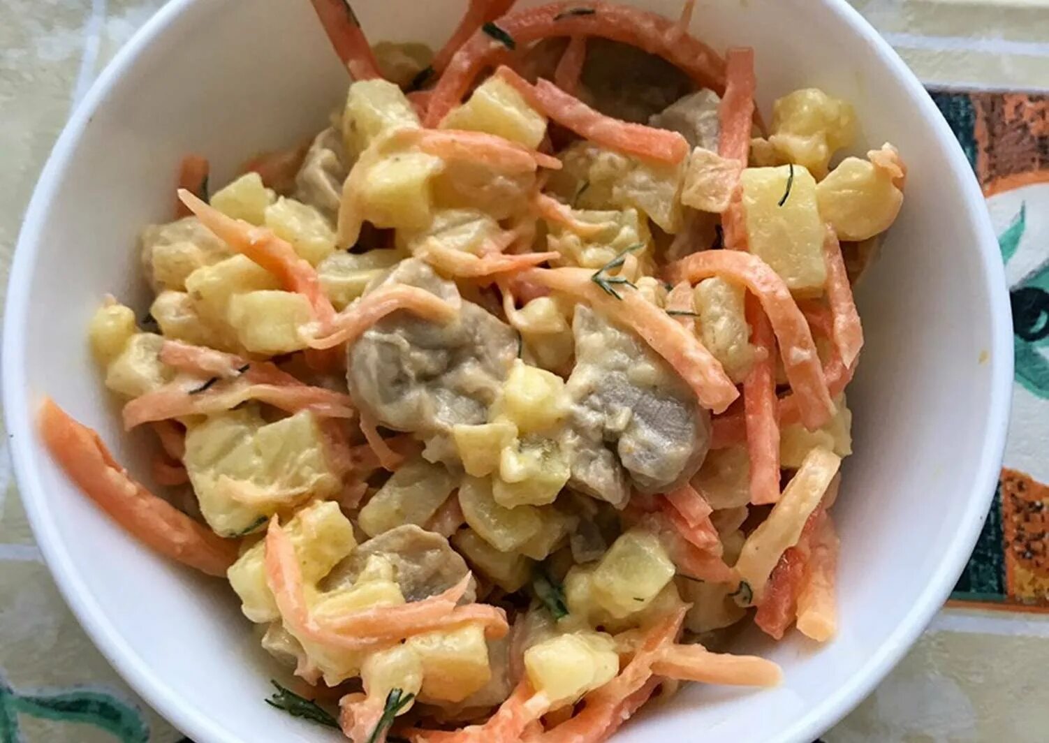 Салат с шампиньонами курицей и корейской морковкой. Салат с корейской морковью и грибами. Салат с корейской морковкой и грибами. Салат с шампиньонами и корейской морковкой. Салат с корейской морковкой курицей и грибами.