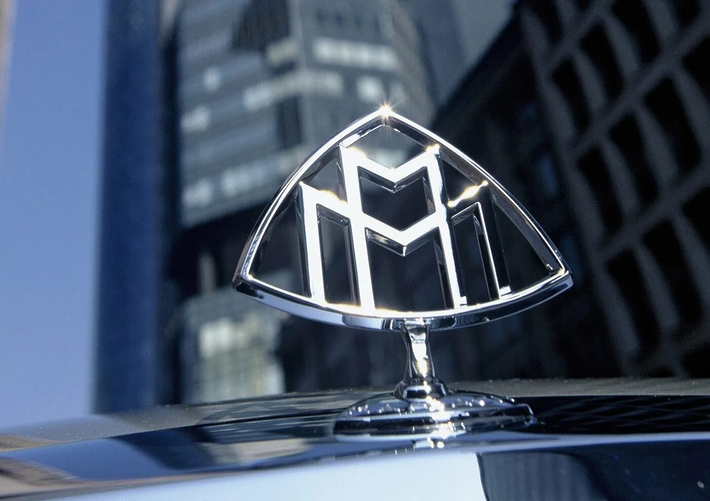 Майбах знак на машине. Mercedes Maybach Emblem. Mercedes Maybach logo. Мерседес Майбах значок на машине. Знак майбах