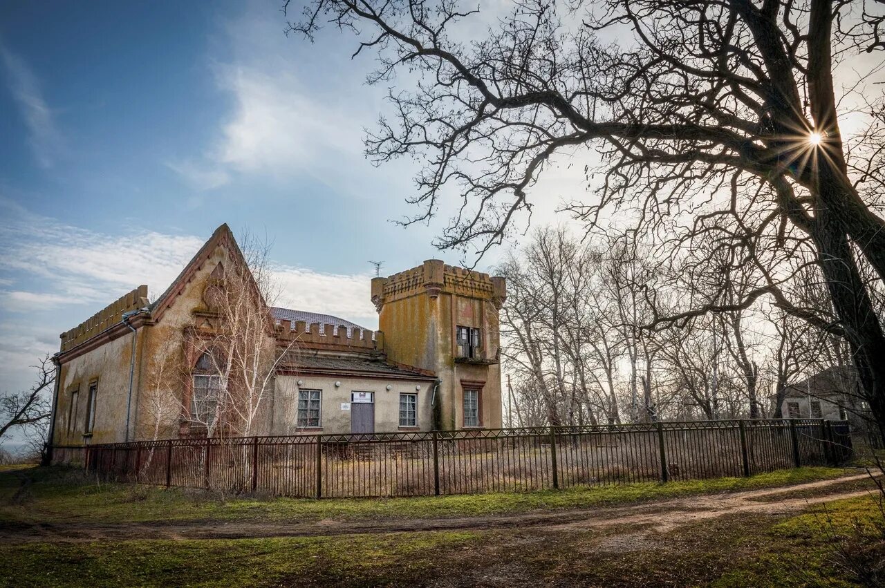 Лакиера под таганрогом. Поместье лакиера в таганроге. Лакиера под таганрогом. Таганрог замок лакиера золотая коса. Таганрог замок лакиера золотая коса.
