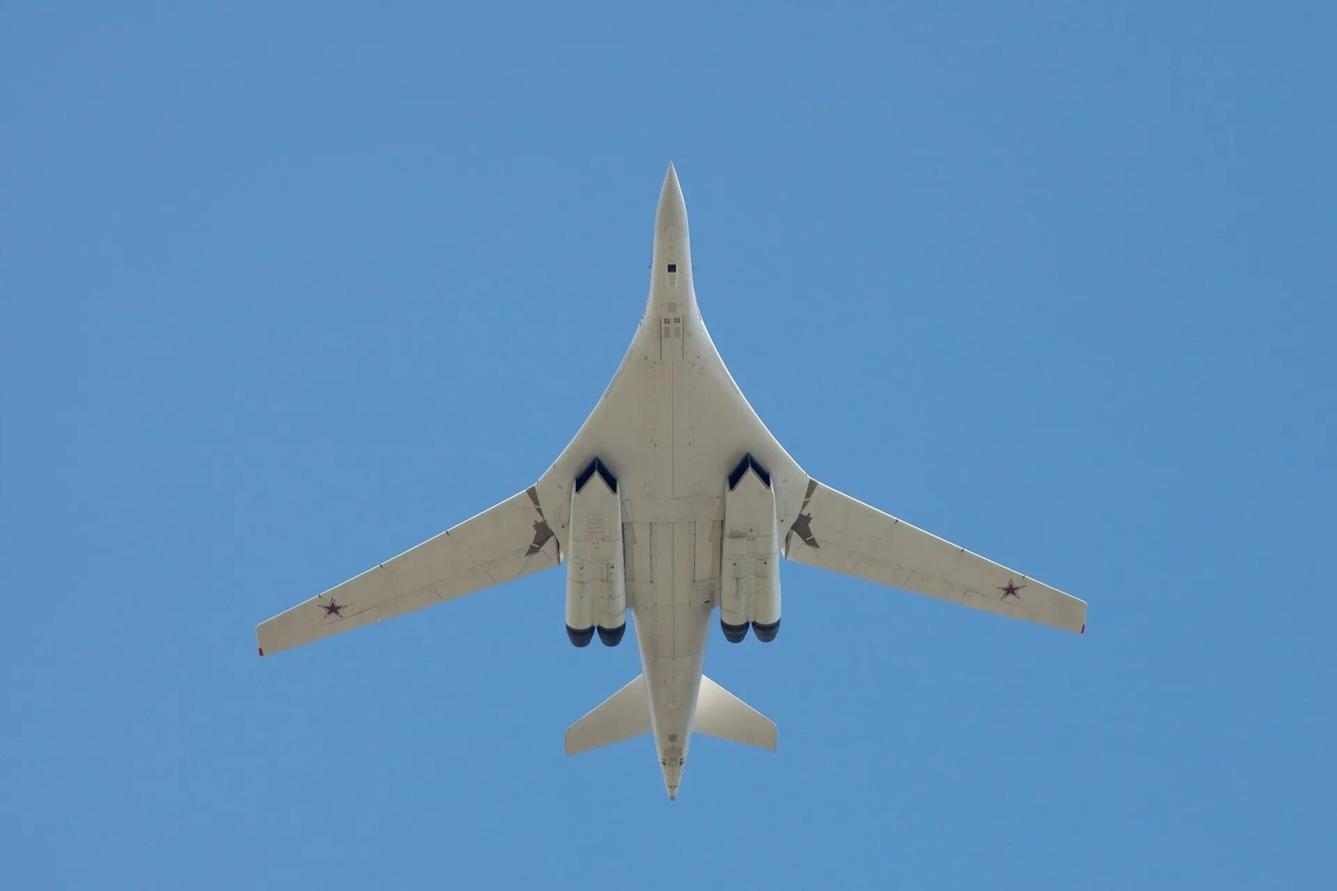 Ту-160 белый лебедь. Стратегический бомбардировщик ту-160 белый лебедь. Туполев ту 160. Ту-160 сверхзвуковой самолёт.