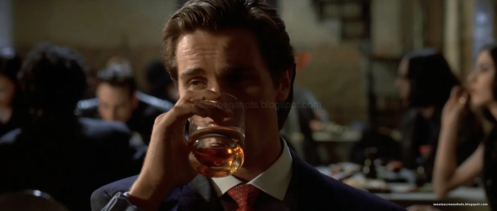 Человек пьет. Пьющий психопат. Патрик бэйтман с друзьями. 12 обезьян фильм 1995 брэд питт. Пьющий психопат.