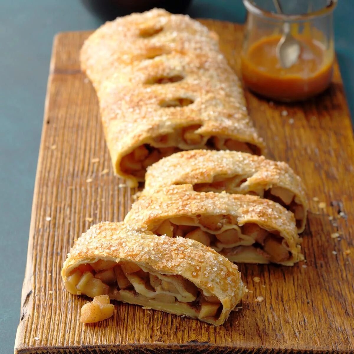 Яблочный штрудель из бездрожжевого теста. Штрудель яблочный. puff pastry strudel. яблочный штрудель слоеное тесто. яблочный штрудель с корицей.