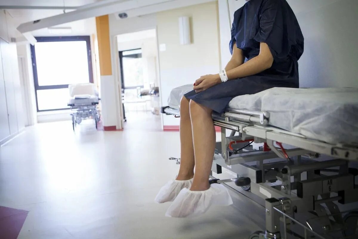 Что нельзя делать гинекологу. Гинекологическое кресло в больнице. Девушка на операционном столе. Подростковая гинекология. В больнице перед абортом.