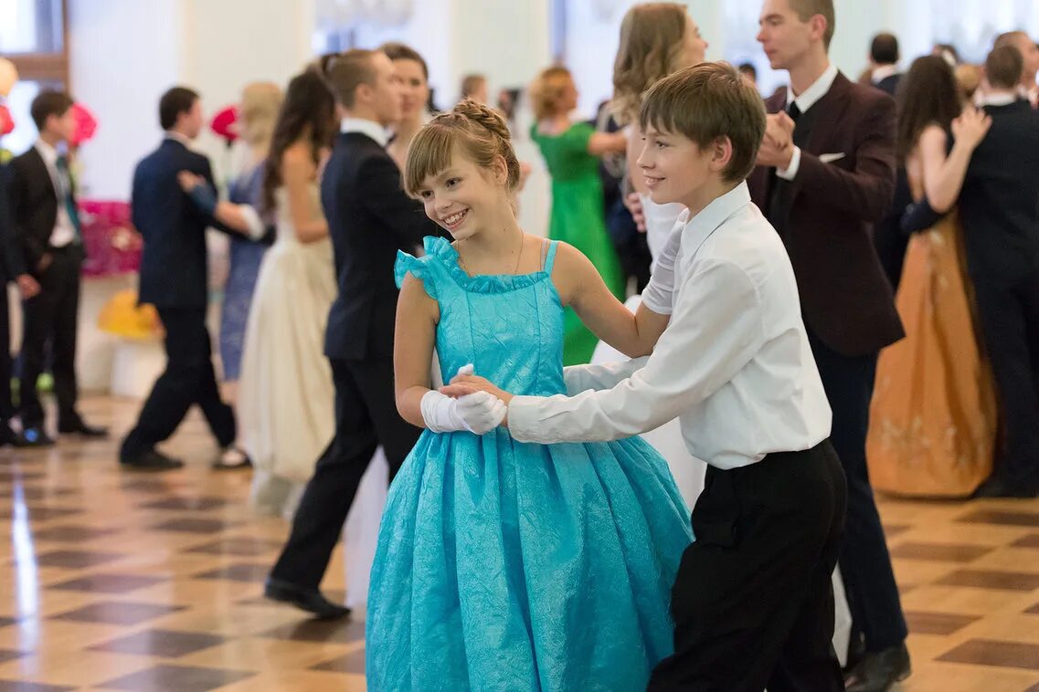 золушка с камилой кабелло фея. покажи бала. кадры из фильма золушка 2015. покажи бала. николаевский дворец бал.