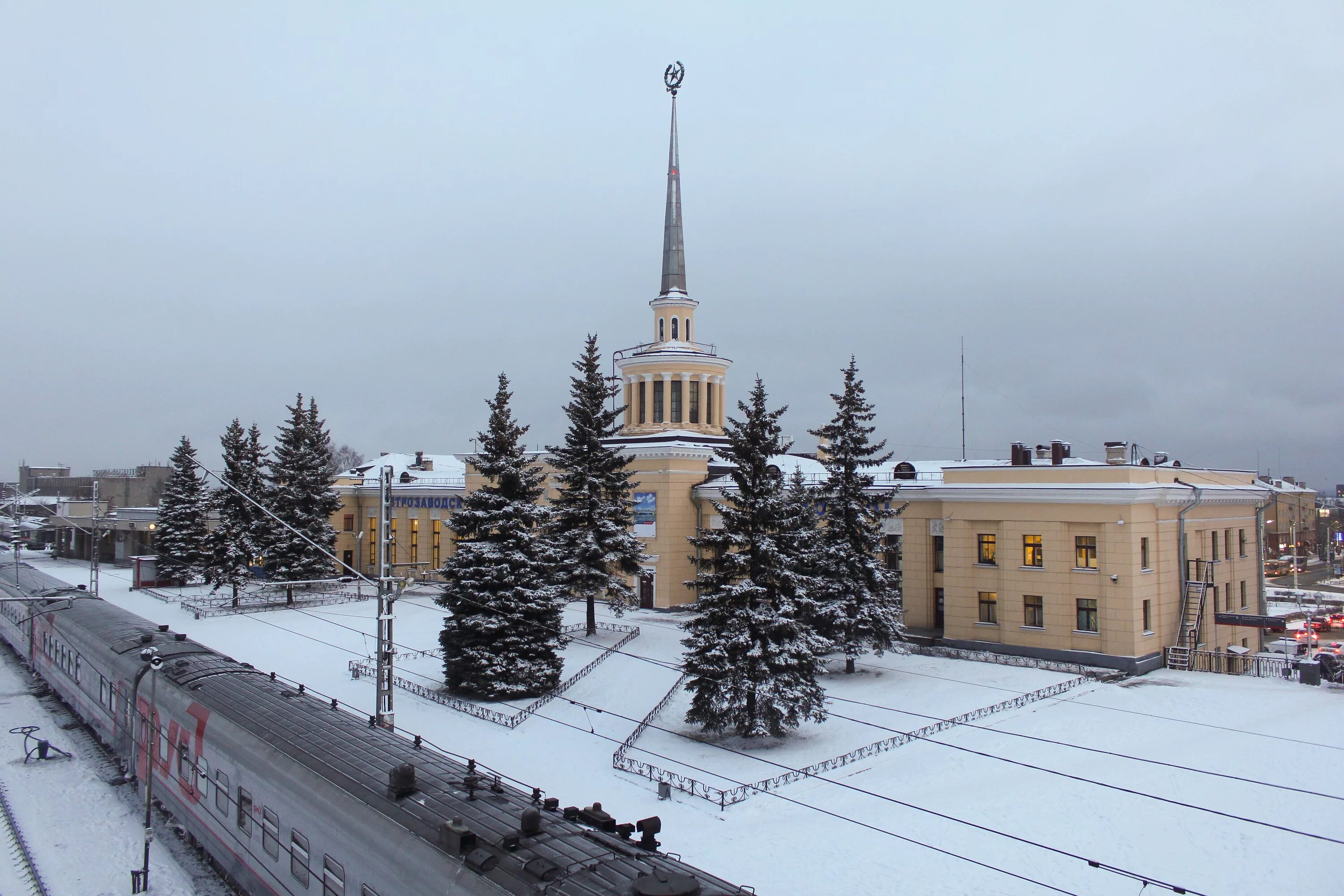 Ржд петрозаводск телефон. ЖД вокзал Петрозаводск. Карелия Петрозаводск вокзал. Петрозаводск ж.д.вокзал зимой.. Железнодорожный вокзал Петрозаводск, Петрозаводск.