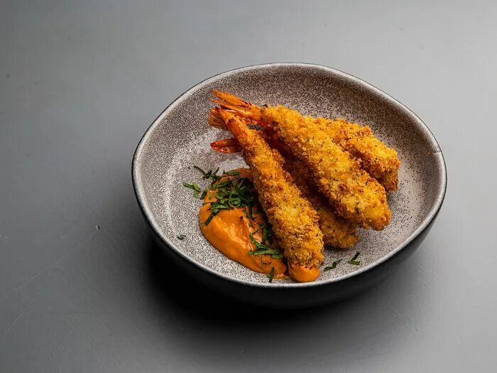 Куриные крылышки в панировочных сухарях в духовке. Чикен наггетсы классические. Наггетсы в кукурузной панировке. Как сделать панировку для курицы. Окунь в сухарях панко.