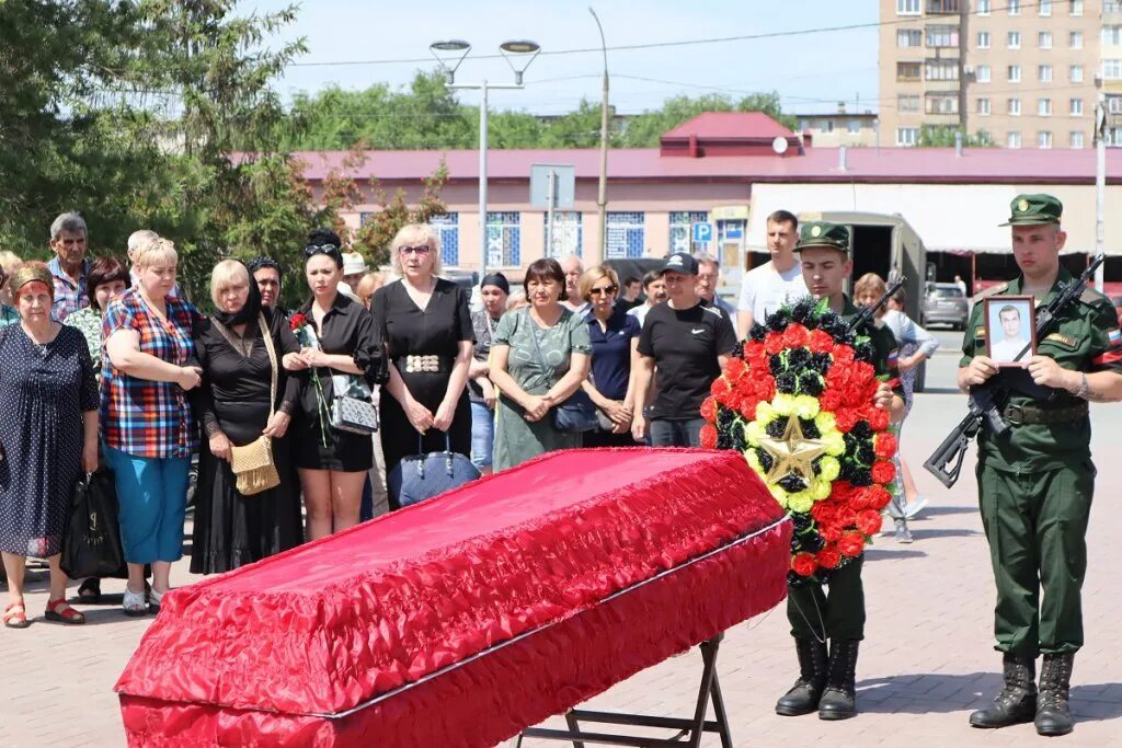 Прощание с военнослужащими. Церемония прощания со школой. Сквер воинов-интернационалистов.