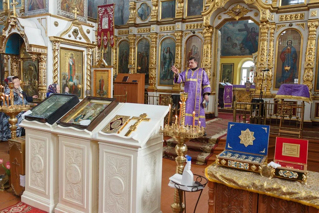 служба в покровском соборе. служба в покровском соборе. всенощная заутренняя обедня. покровский собор самара алтарь. покровский собор самара богослужение.