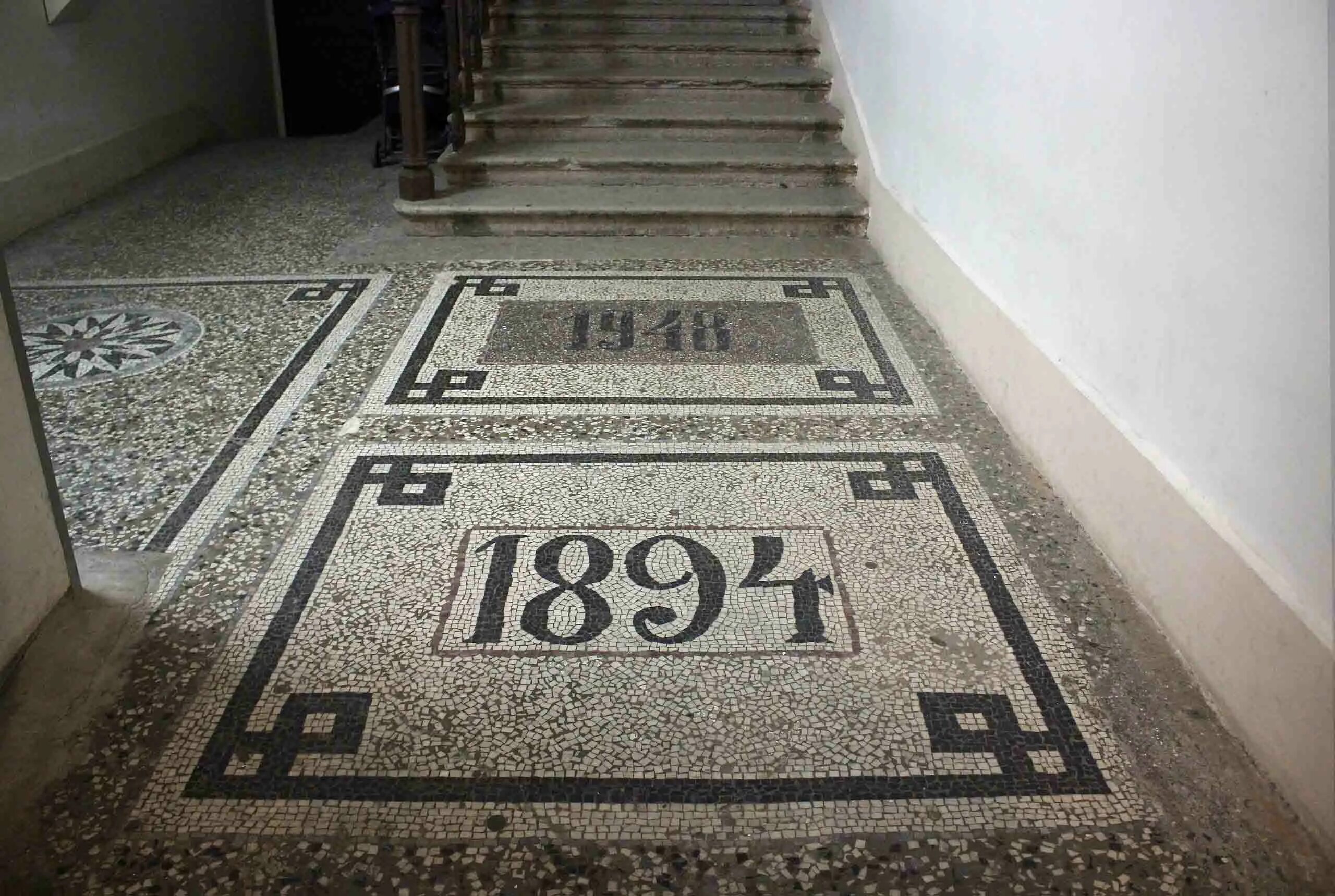 пол в парадной. пол в парадной. невский 134 парадная. сестрорецкий курорт парадная лестница. мрамор в холле.