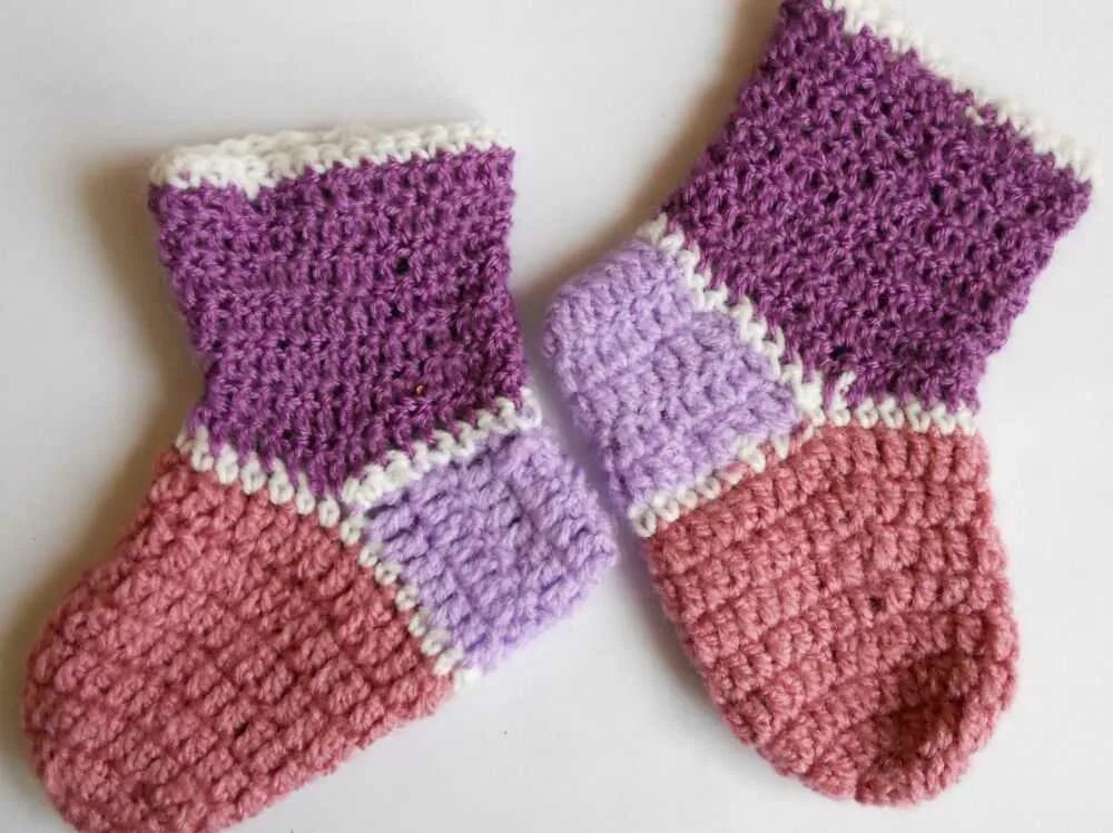 Детские носки спицами. Детские носочки для начинающих. Вязаные носки на 5 спицах. Красивые детские носочки. Носки пинетки для новорожденных.