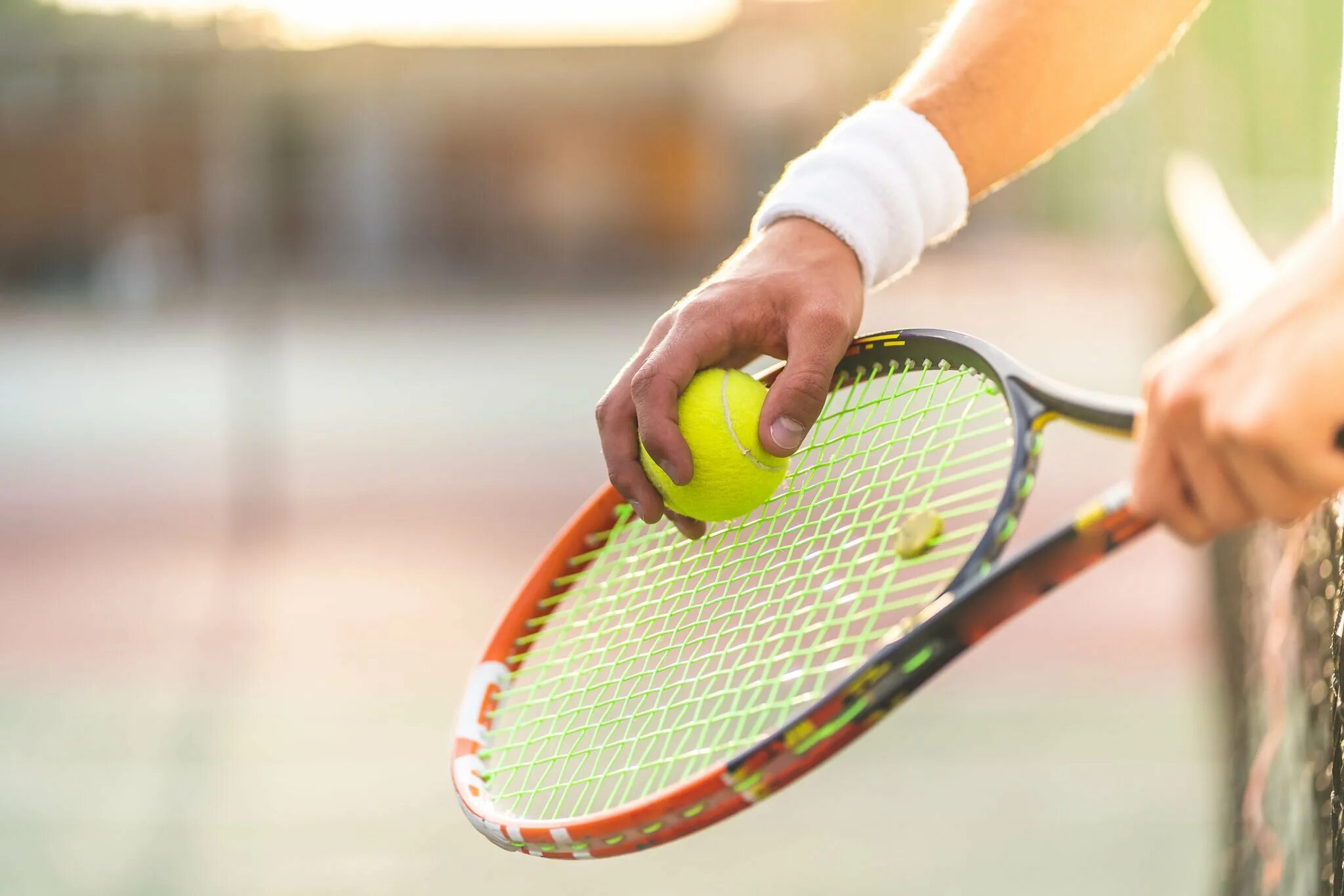 All sports tennis. Теннис. Большой теннис. Теннисный корт. Теннисная ракетка в руке.