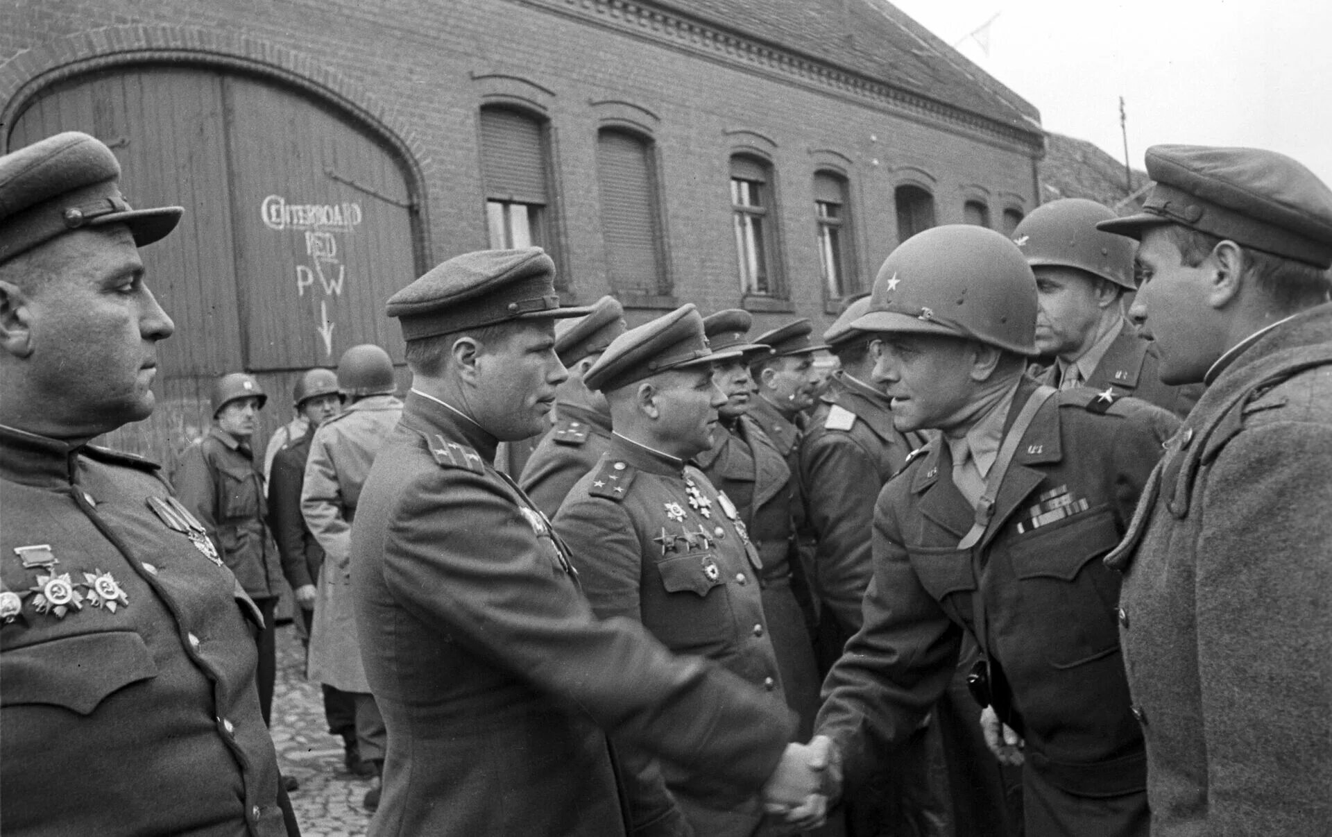 Генералы союзников. Торгау 1945. генералы армии 1945. встреча на эльбе 1945. солдаты ссср и сша встреча на эльбе.
