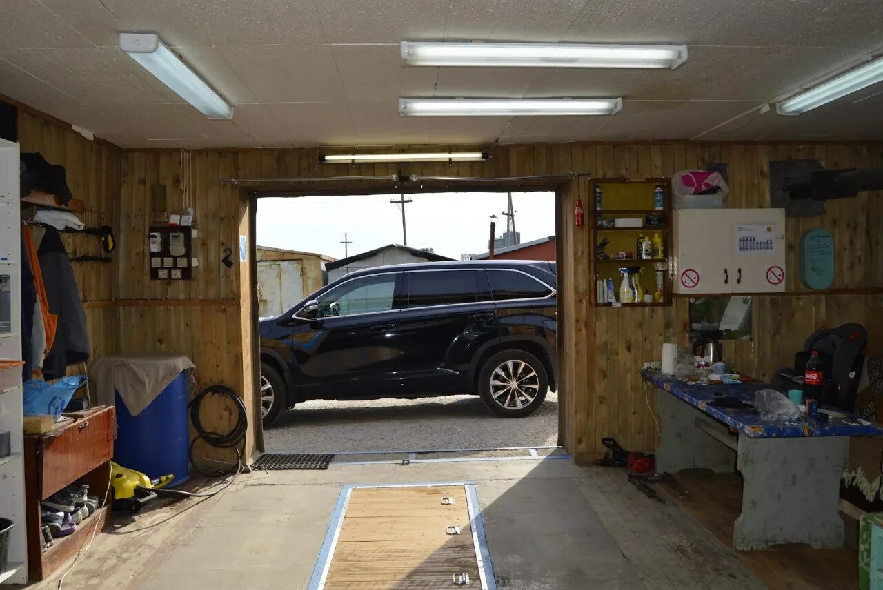 Ремонтный гараж. Отделка гаража. Обустройство гаража 6х4. Гараж внутри. Обустройства гаража изнутри.