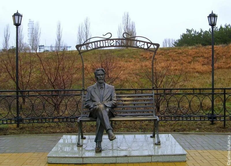 Памятник чехову в таганроге. Памятник вишневый сад в таганроге. памятник а. п. чехову «вишнёвый сад» памятники таганрога. памятник чехову в таганроге вишневый сад. памятник чехову в таганроге на набережной.