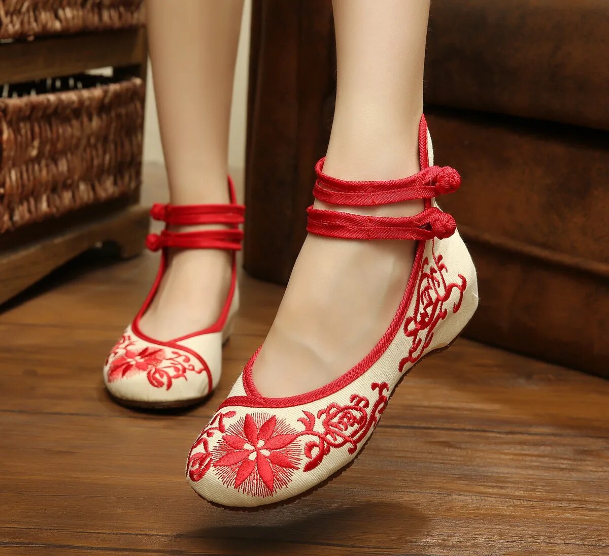 Японская женская обувь. Традиционная китайская обувь женская. Туфли в азиатском стиле. Туфли в народном стиле.