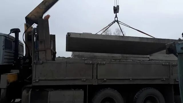 Кран на дорожных плитах. Разгрузка с плитой. Демонтаж дорожных плит. Перевозка плит паг 14. Монтаж плит манипулятором.