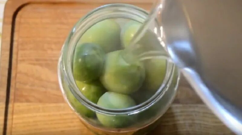 Вкусный рассол для помидор на зиму на 1 литр. Холодная засолка томатов на зиму без уксуса. Рассол для помидор соль. Рассол для помидор. Рассол для помидор с эссенцией.