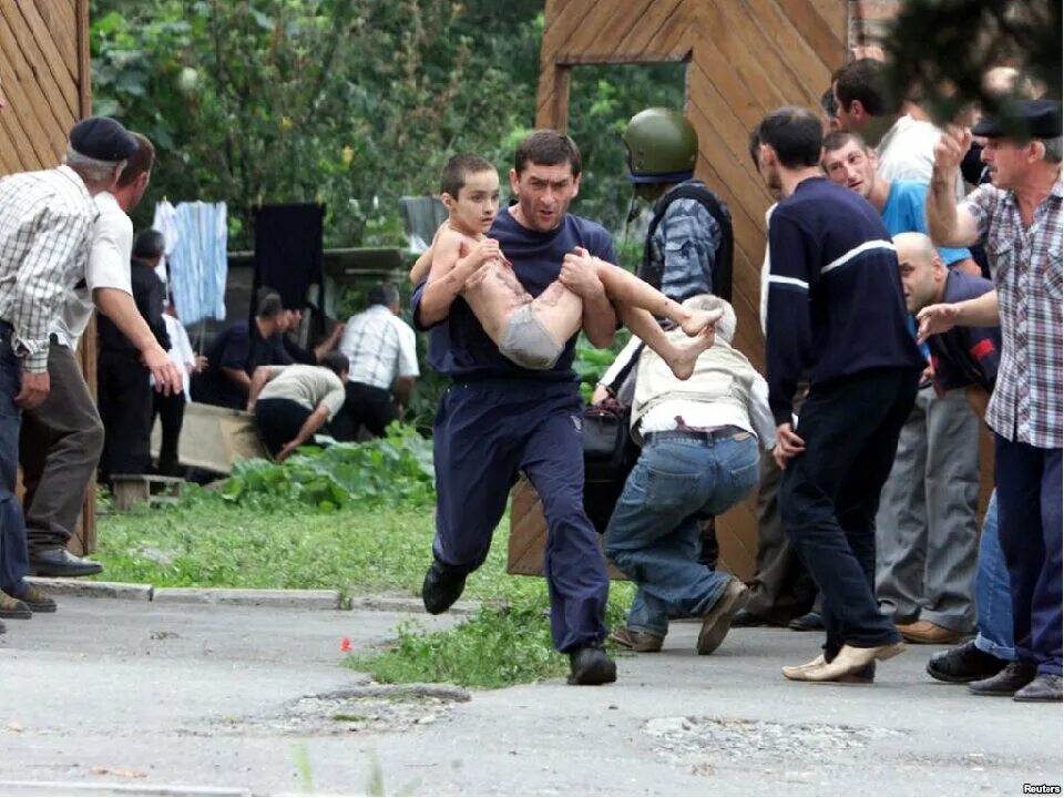 Трагедия уэйка. Беслан 1 сентября 2004 террористы. беслан трагедия 1 сентября. в 2004 году захвачена школа в беслане.