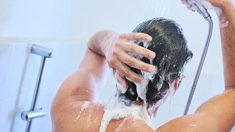 Мытье головы мылом мужчина. Мужик моет волосы.