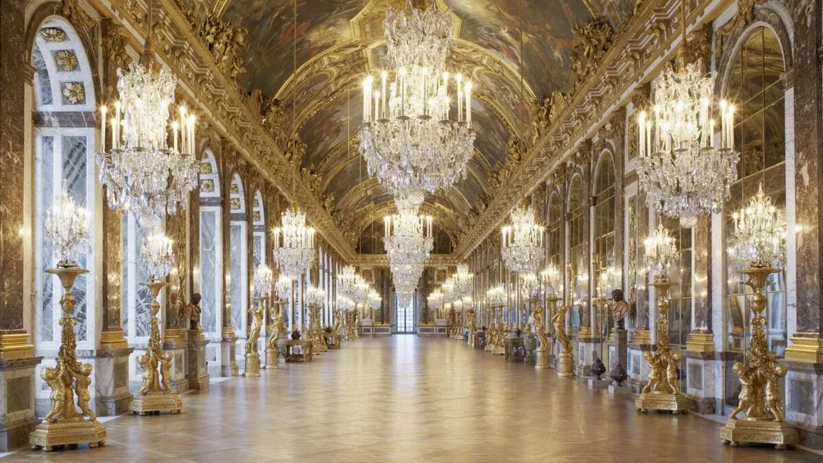 Почему версаль. Версальский дворец бальный зал. Зеркальный зал Версальского дворца. Тронный зал Версальского дворца. Дворец короля солнца Версаль.