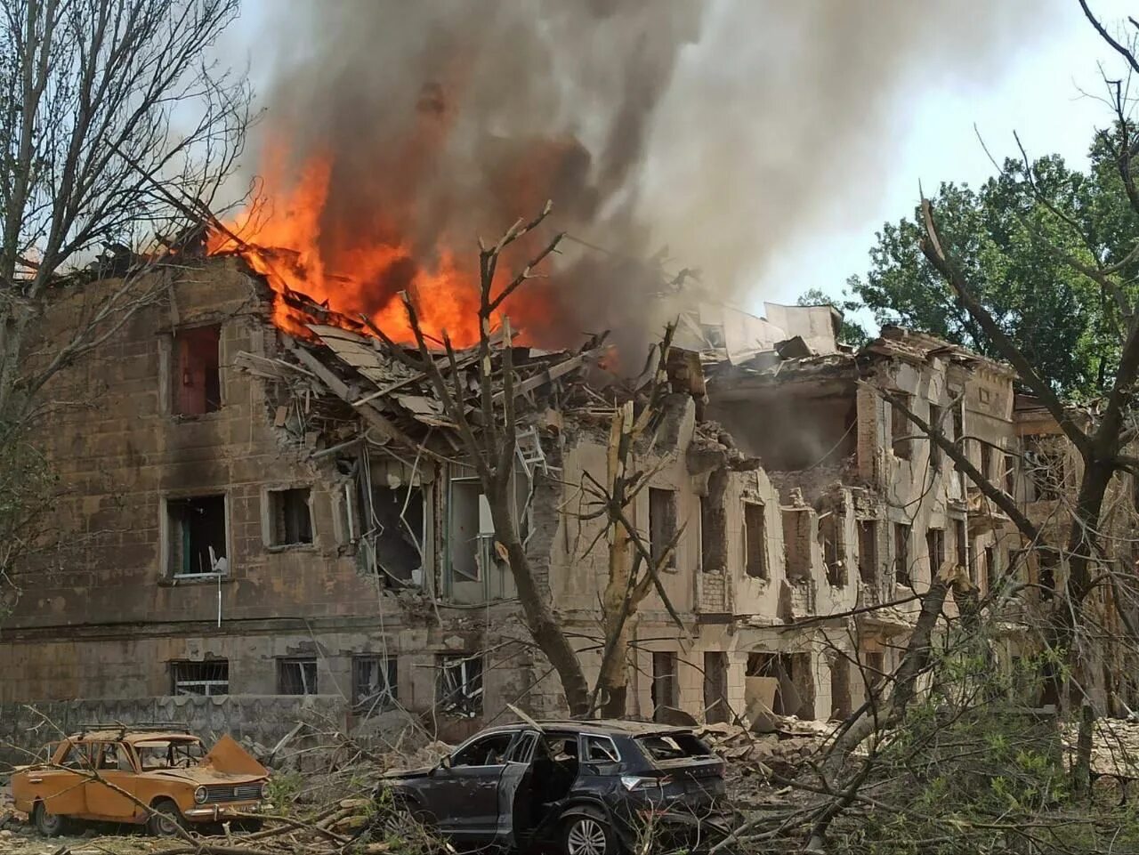 Разрушенные дома. Разрушенное здание. Разрушенные дома в Украине. Нападение больницу