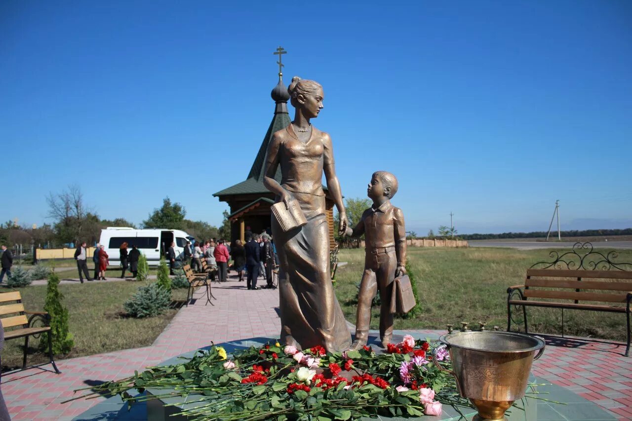 Поселок кировский ставропольский край. Марьинская Ставропольский край Обелиск. Станица Марьинская Кировский район Ставропольский край. Памятник Марьинская станица. Станица Марьинская Ставропольский край площадь.