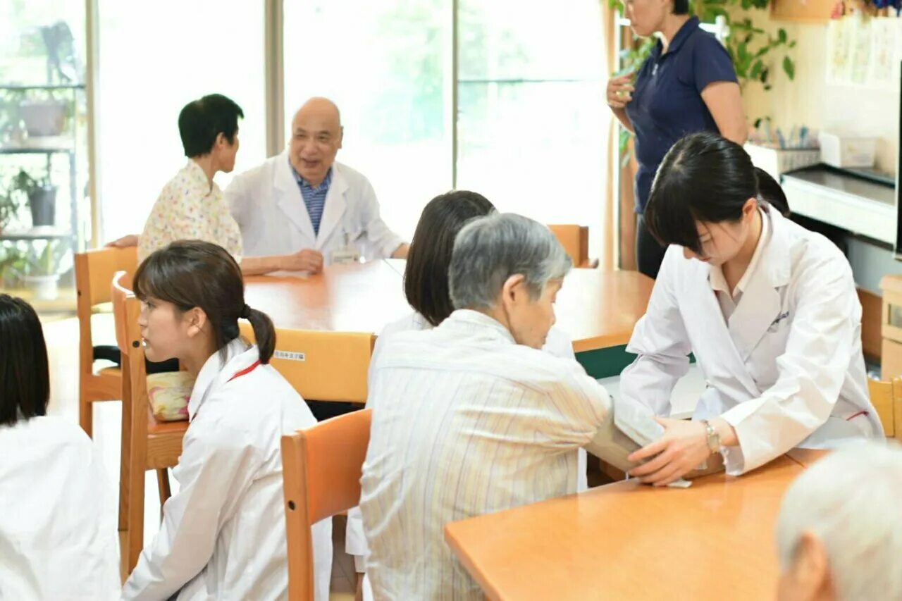 Медосмотр японских студентов. Дзюку в японии. Japanese medical school. Japanese medical school. Министр здравоохранения японии норихиса тамура.