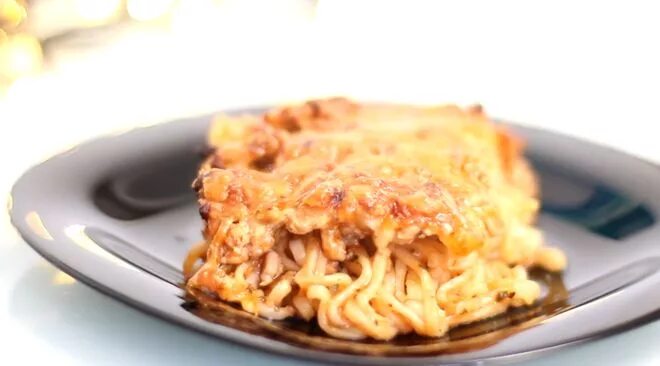 Лазанья из лапши быстрого приготовления. Лазанья из макарон. Лазанья из макарон. Итальяшка макаронник. Лазанья верде.