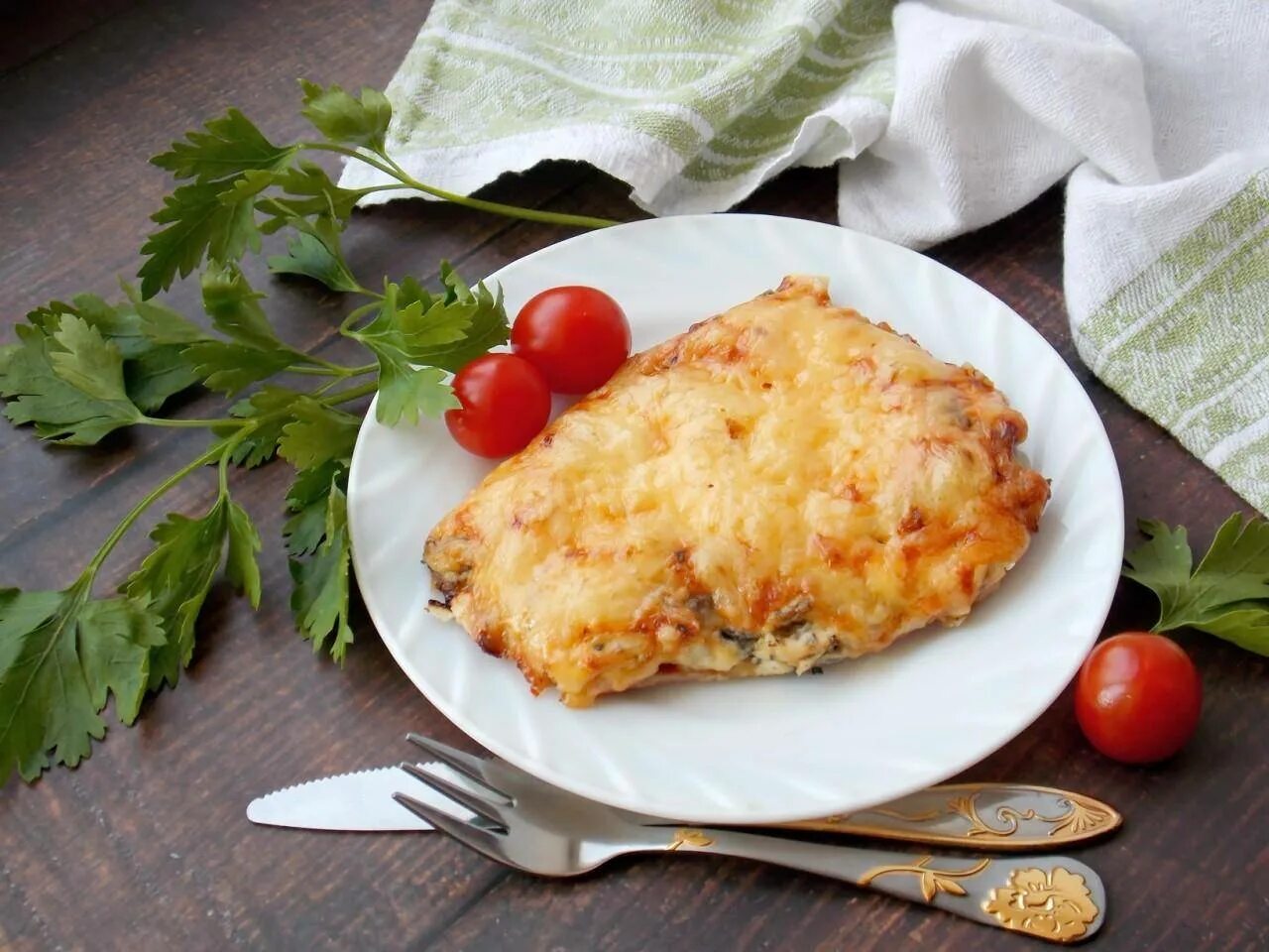 Свиные отбивные под. Отбивная. отбивные с сыром в духовке. отбивные с грибами и сыром. отбивные из свинины.