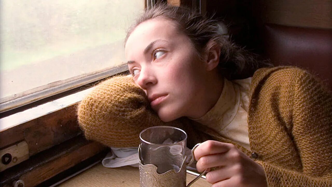 Женщина в купе поезда. Женщина пьет чай в поезде. Фотосессия в поезде. Чаепитие в поезде. Чай в поезде девушка.