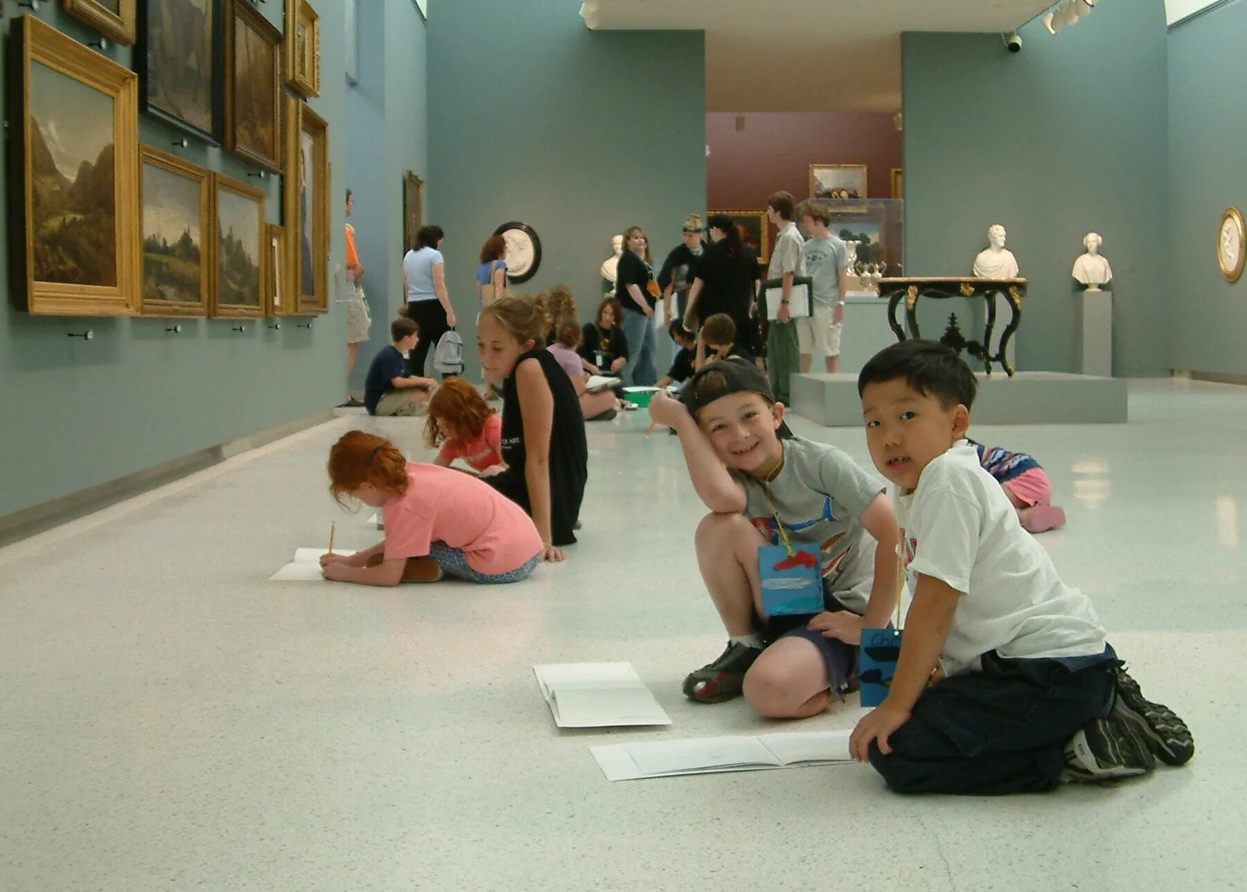 Kids museum. Children at the boat museum. Kids museum. Дети в музее искусств. Малыш в музее.