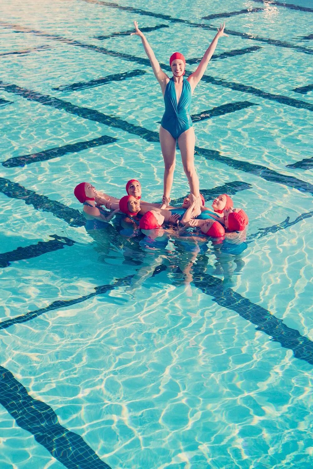 Идеи для фото в бассейне. Фотосессия в бассейне. Девочки в бассейне. Плавание в бассейне. Летняя фотосессия у бассейна.