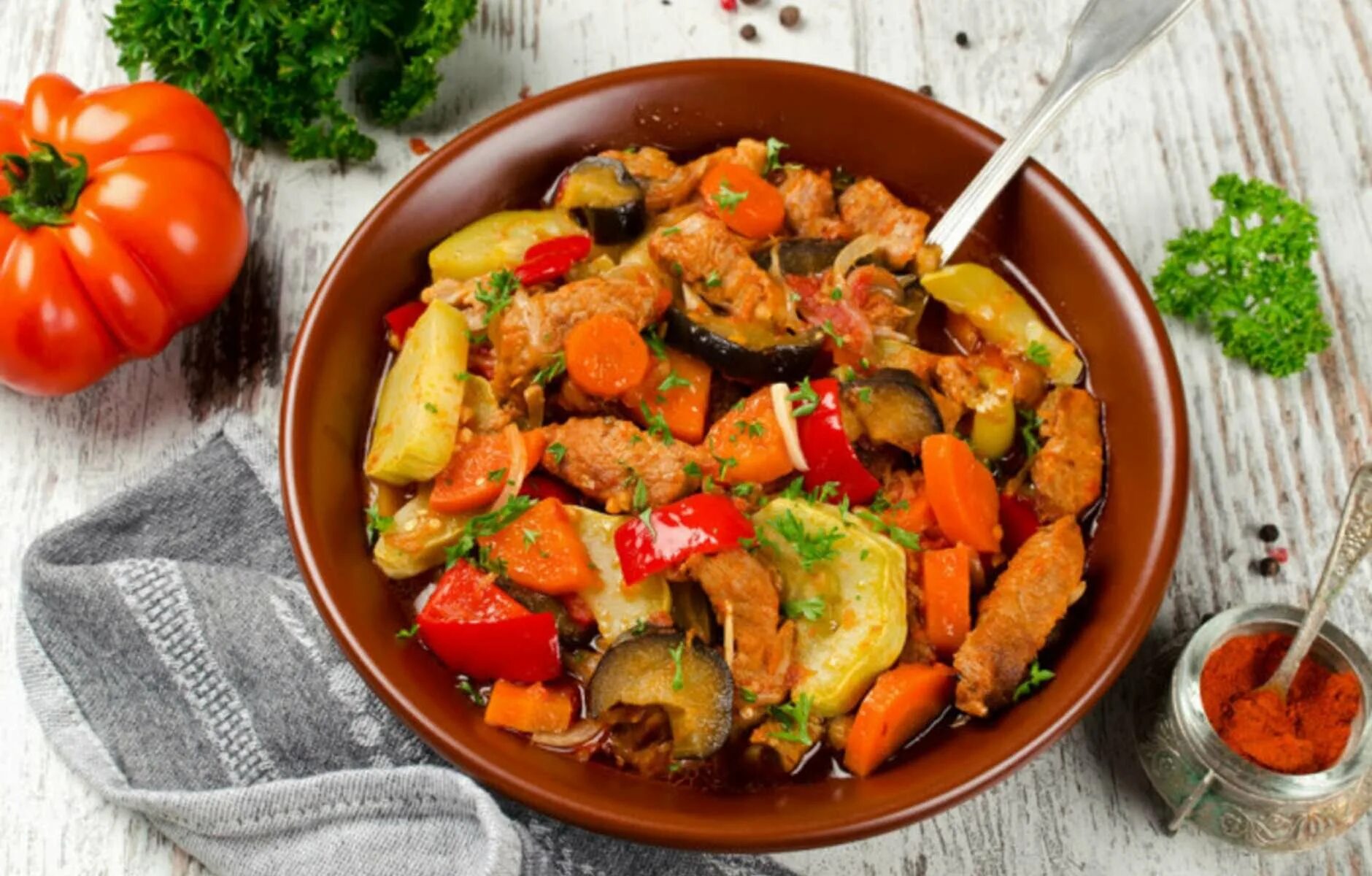 Овощное жаркое. Овощное рагу с кабачками и баклажанами. овощное рагу с говядиной. овощное рагу с цукини и баклажанами. овощное рагу с кабачками и баклажанами и картошкой.