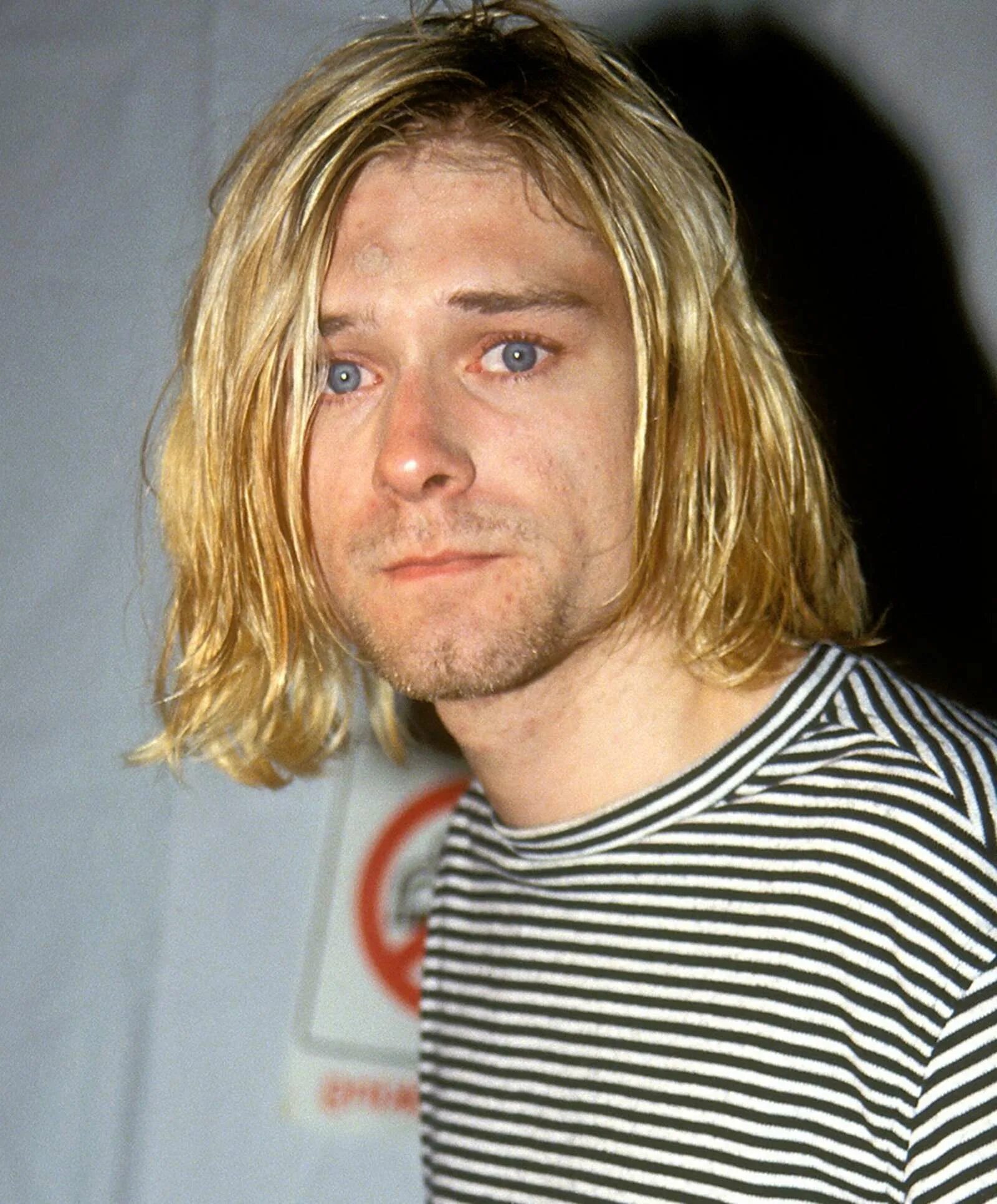 солист группы нирвана. курт кобейн. курт кобейн с голубыми волосами. цвет курта кобейна. курт кобейн с синими волосами.