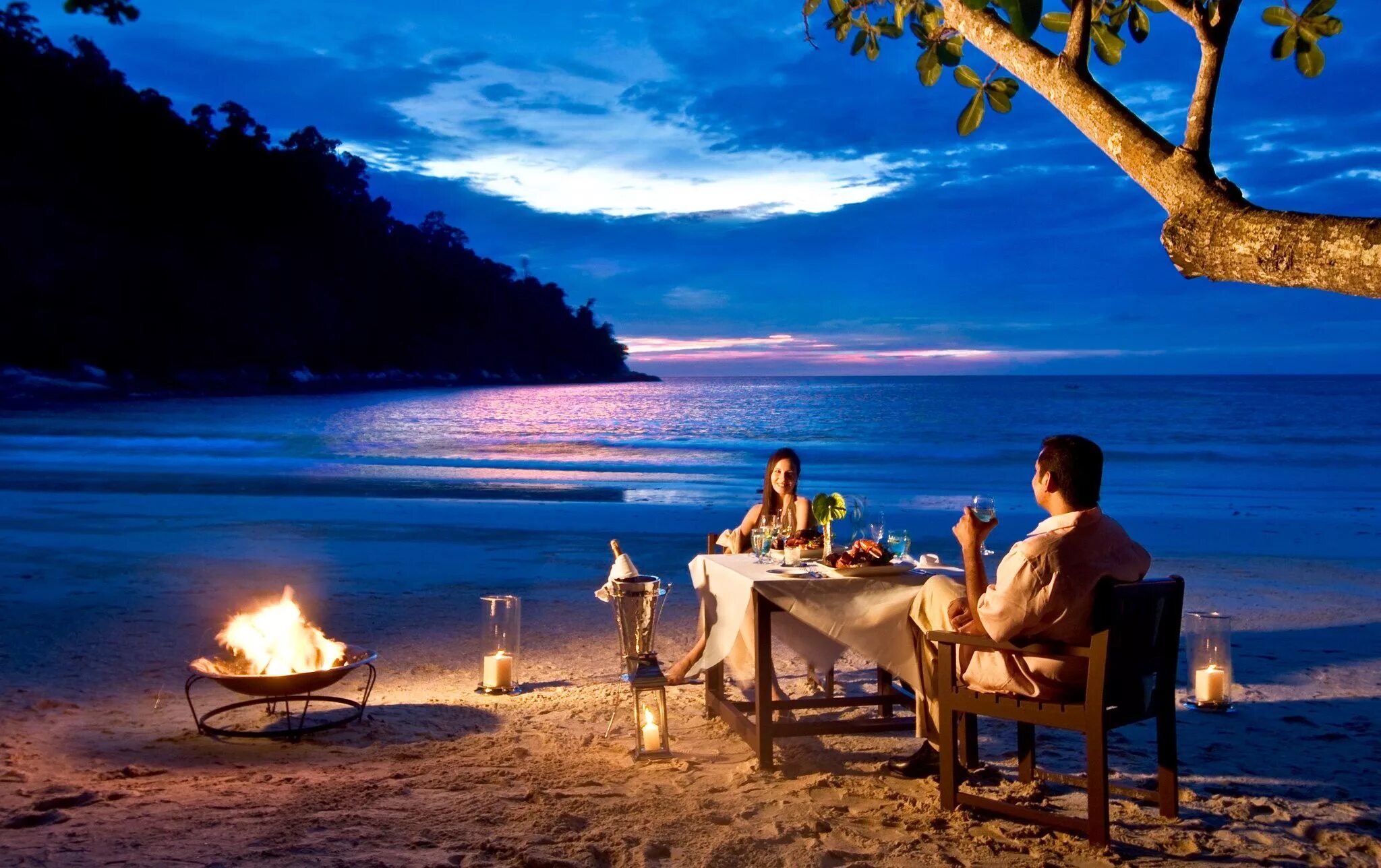 Ужин на берегу. Романтические места. Вечер на море. Романтичное место. Романтический вечер на море.