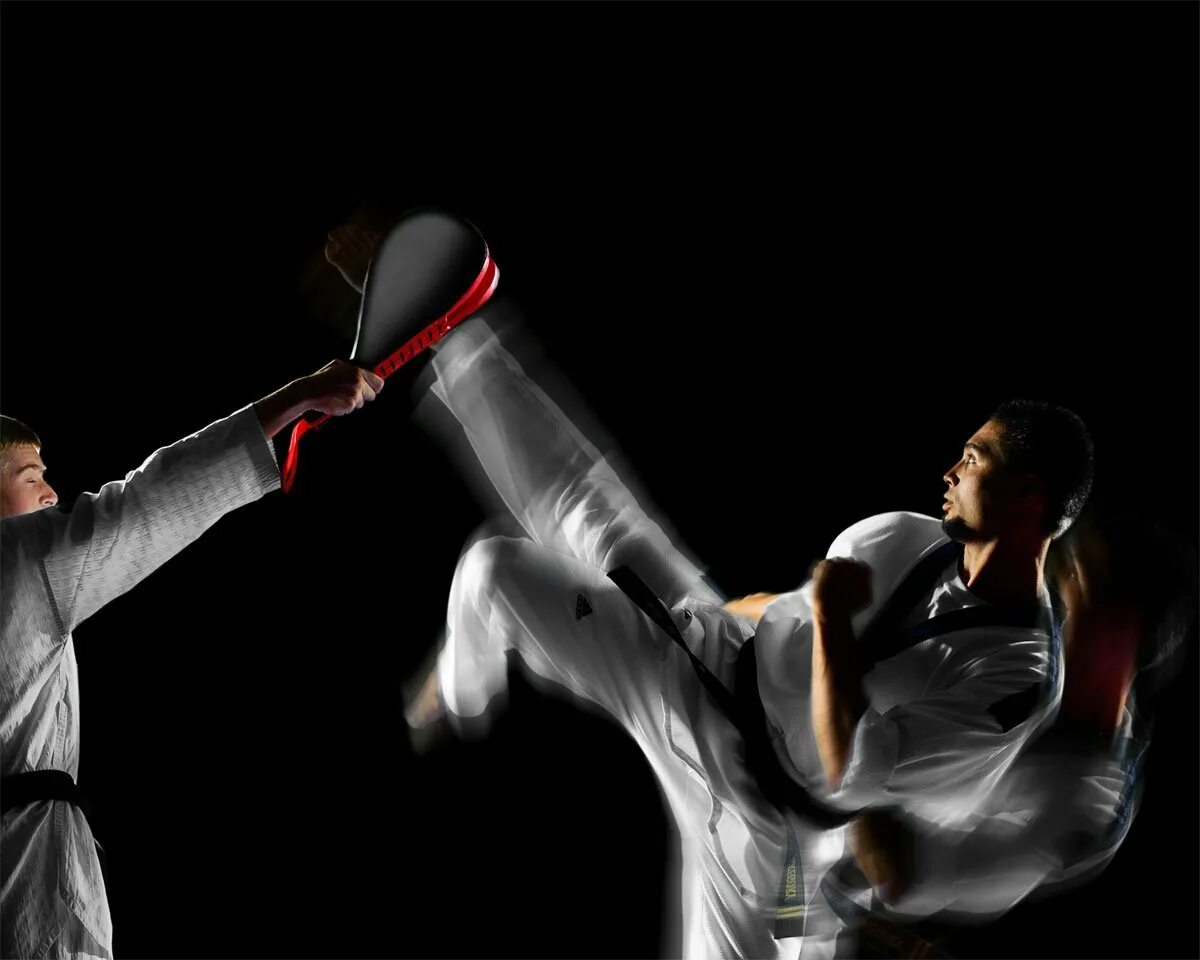 бэк кик тхэквондо. удары ногами в кик в кикбоксинге. стойка кик тэ каратэ. скотт эдкинс каратэ. ноги каратиста.