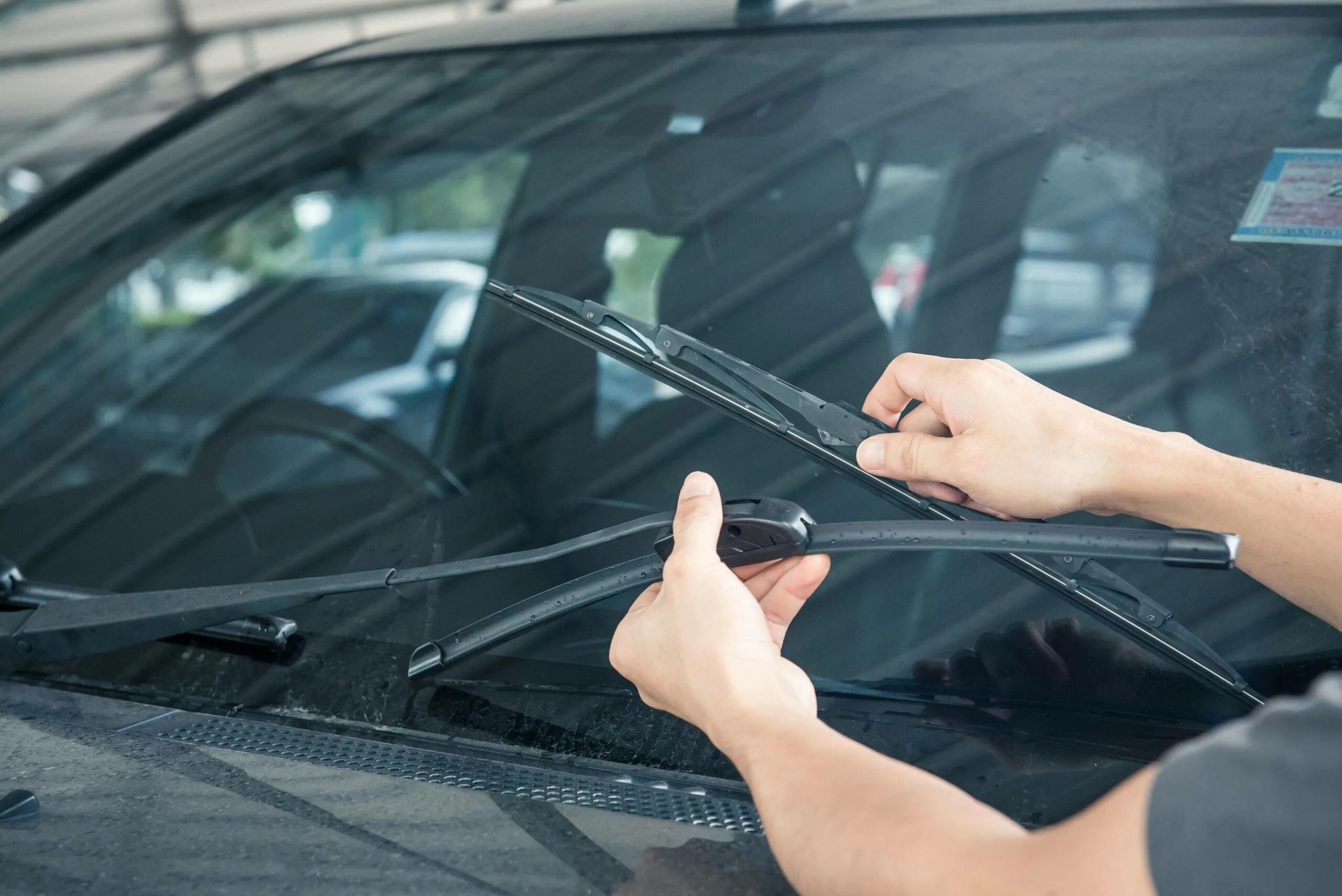 Мытье стекол машины. Дворники "Windshield Wipers". Wiper Blade дворники. Щетка для лобового стекла. Дворники автомобильные на стекле.