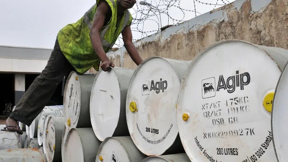 Завод алскон в нигерии. Нигер промышленность. Nigeria oil. Nigeria oil. Заводы в африке.