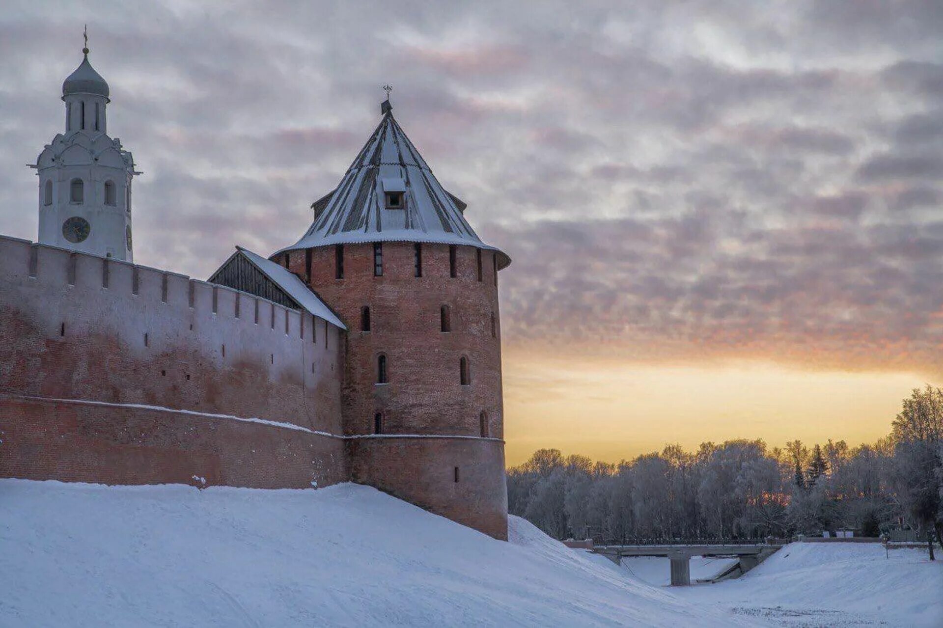 Кто поднял знамя на новгородским кремлем. Новгородский Кремль Детинец. Великий Новгород Кремль. Кремлевская стена Великий Новгород. Древний Кремль в Великом Новгороде.