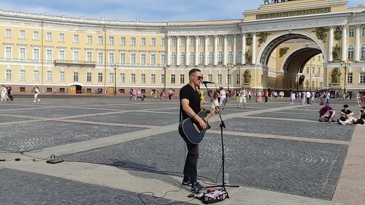 Кто выступает в спб. Санкт-петербург музыкант на дворцовая площадь. дворцовая спб музыканты. уличные музыканты на невском проспекте санкт-петербург 2025. уличные музыканты санкт-петербурга на дворцовой площади.