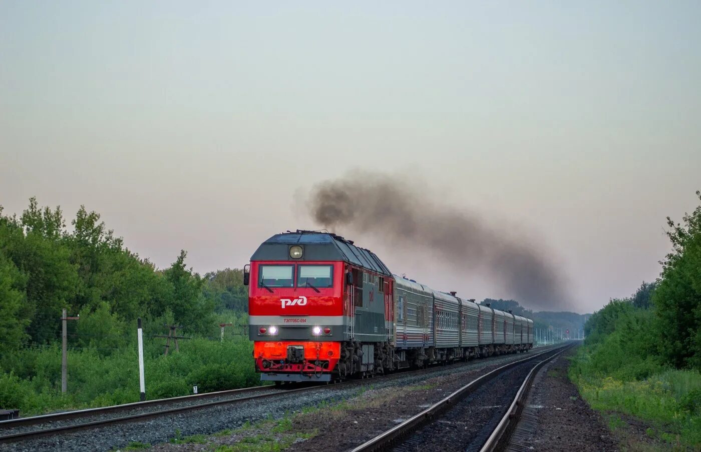 Поезд яя. Локомотив тэп70бс Барнаул. Тепловоз тэп70бс КЖД. Пассажирский тепловоз тэп70. Поезд тэп70бс.