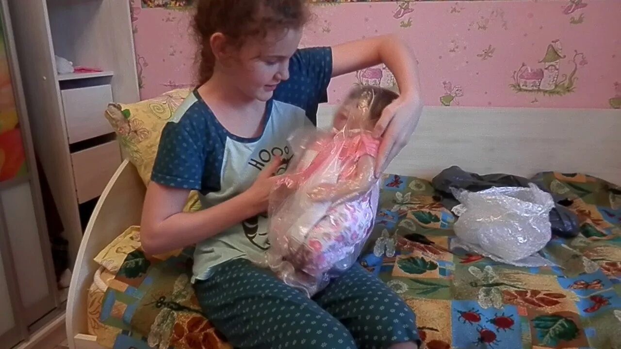 Девочки видео распаковка. Распаковка куклы реборн. распаковка реборна. кукла реборн посылка. распаковка куклы мальчика реборна.
