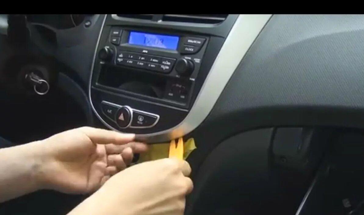 Как снять штатную магнитолу хендай. Хендай солярис 2014 снятие магнитолы. Снятие магнитолу солярис 2011. Снятие магнитолы hyundai ix35. Solaris hyundai снятие магнитолы.