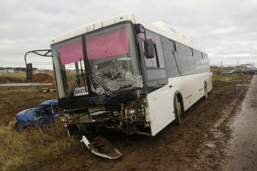 Автобусы казанская кропоткин. Авария в Елабуге с автобусом. Люди в автобусе.