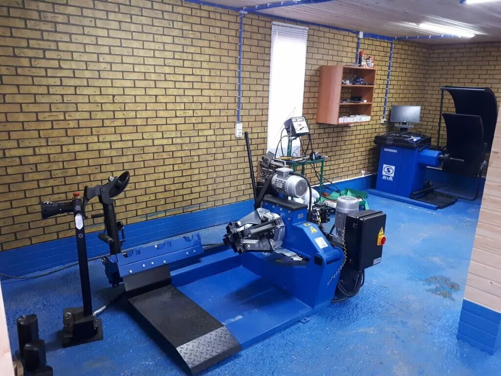 помещение для шиномонтажки. шиномонтаж вагончик. постройка помещения для шиномонтажа. аренда помещения под шиномонтаж. помещение под шиномонтаж.