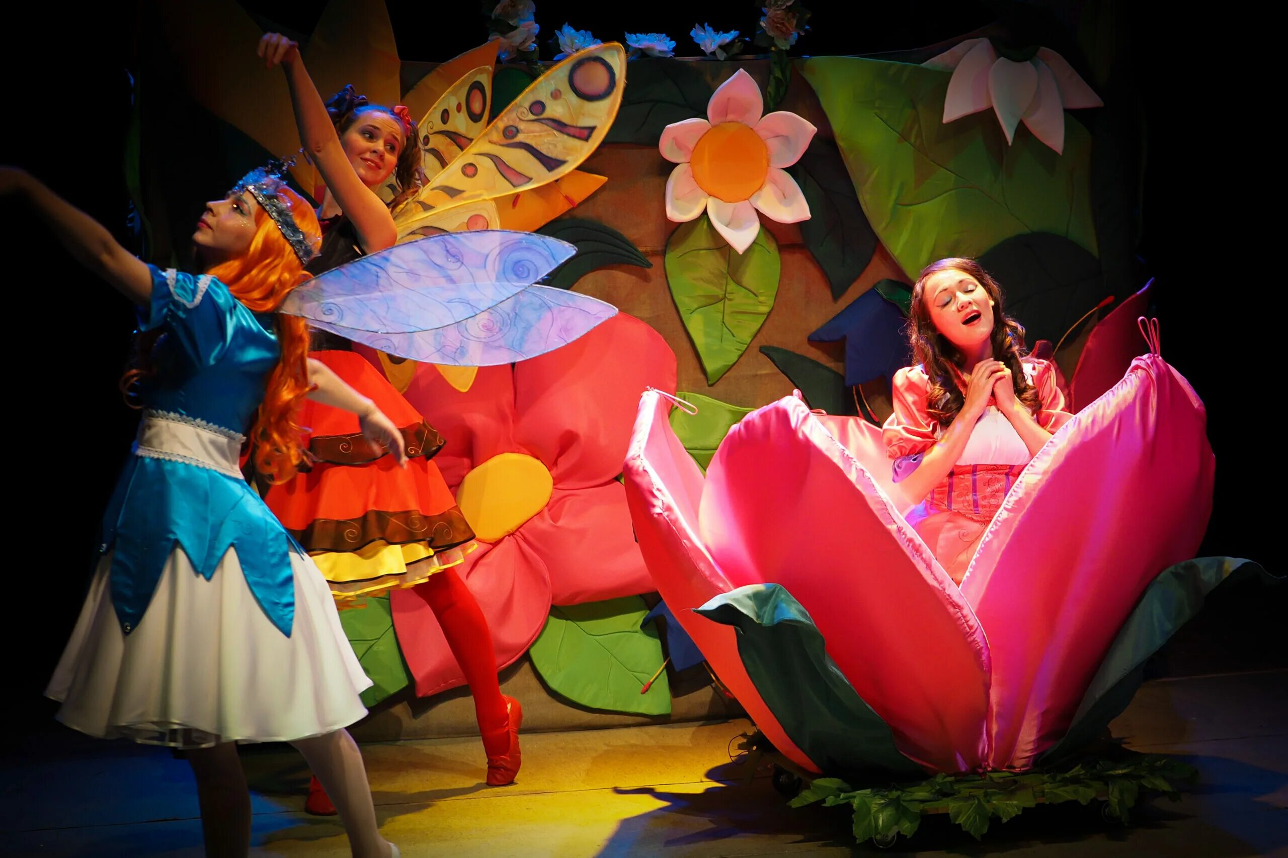 Новогодний спектакль для детей. Постановки детских сказок сценарии. Спектакль в детском саду. Детский спектакль в садике. Театр марионеток колобок.