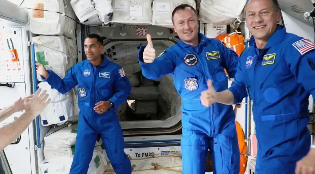 Посадка космонавтов в ракету. Союз мс 19. Мкс илон маск. Американские астронавты застряли на мкс последние новости. Crew dragon мкс.