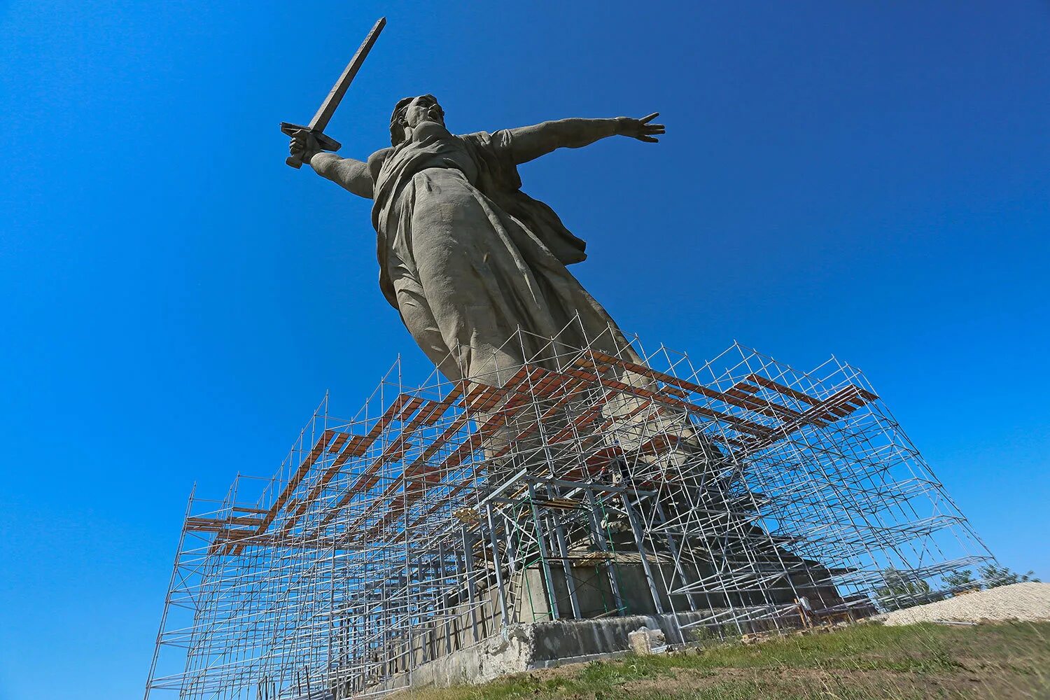 Скульптор создатель родина мать зовет. Монумент Родина мать в Волгограде. Памятник Родина мать в Волгограде. Монумент Родина мать в Волгограде стройка. Родина-мать Волгоград Архитектор.