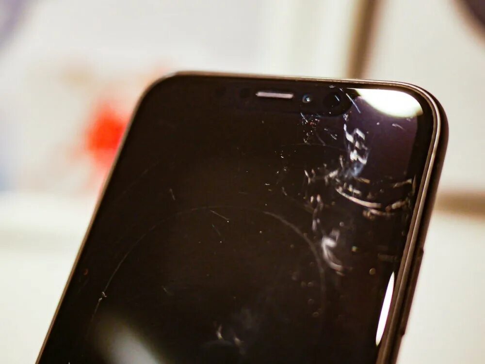 Iphone 7 черный оникс с царапинами. Царапина на стекле айфон. Гнутый экран айфона. Царапины на экране смартфона. Поцарапал iphone 15 pro.